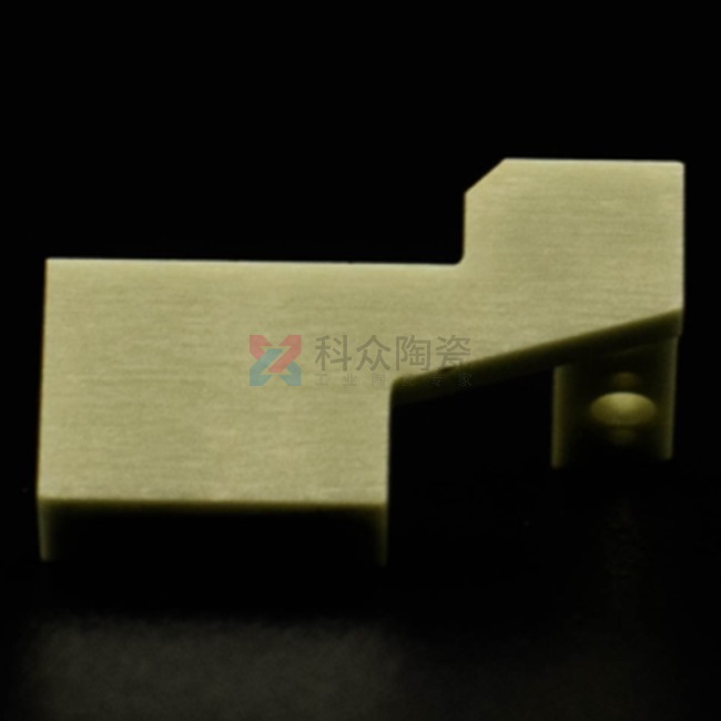 在工業(yè)行業(yè)中，科眾陶瓷廠(chǎng)是一家生產(chǎn)氧化鋯氧化鋁陶瓷零件廠(chǎng)家，在加工工藝上有特殊的優(yōu)勢(shì)存在，今天給大家介紹一種加工成型工藝，陶瓷注塑加工。